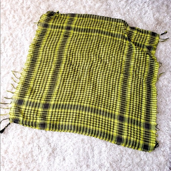 Ladies square fringed plaid lightweight scarf - Picture 2 of 2